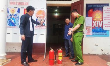 Cán bộ Đội chữa cháy và cứu nạn, cứu hộ khu vực Lục Ngạn kiểm tra phương tiện, thiết bị chữa cháy tại điểm bầu cử nhà văn hóa thôn Thủ Dương, xã Nam Dương.