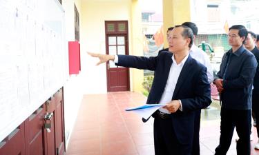 Đồng chí Mai Sơn kiểm tra công tác chuẩn bị bầu cử tại phường Trạm Lộ. Ảnh: Sỹ Quyết.