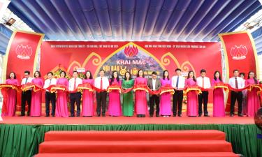 Các đại biểu cắt băng khai mạc Hội báo Xuân Bính Ngọ 2026.