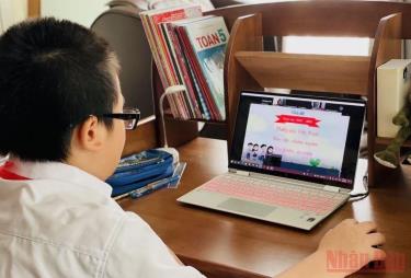 Học sinh học trực tuyến tại nhà trong những ngày nghỉ do dịch Covid-19. (Ảnh: Đăng Anh)