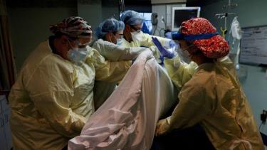 Nhân viên y tế điều trị bệnh nhân mắc Covid-19 trong phòng cách ly tại Bệnh viện Western Reserve ở bang Ohio, Mỹ, tháng 1/2022. (Ảnh: Reuters)