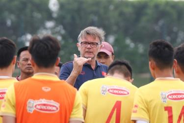 HLV Philippe Troussier đánh giá cao sự nỗ lực của các học trò trong đợt tập huấn vừa qua. (Ảnh: VFF)