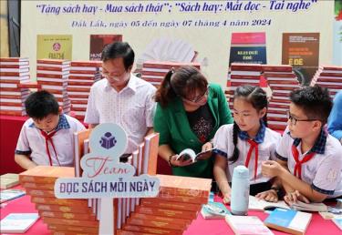 Đọc sách tại Đường sách Cà phê Buôn Ma Thuột (Đắk Lắk). Ảnh: Hoài Thu/TTXVN