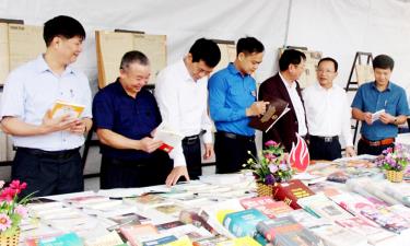 Các đồng chí lãnh đạo một số sở, ngành tỉnh tham quan gian trưng bày sách do Thư viện tỉnh phối hợp với các đơn vị tổ chức.