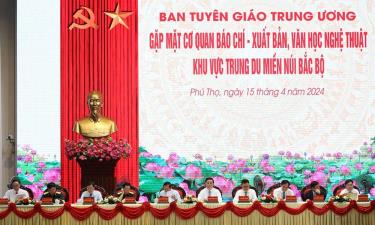 Đồng chí Nguyễn Trọng Nghĩa và các đại biểu chủ trì buổi gặp mặt.