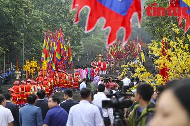 Đi đầu là đoàn tiêu binh cầm cờ đỏ sao vàng, cờ hội cùng vòng hoa với dòng chữ 