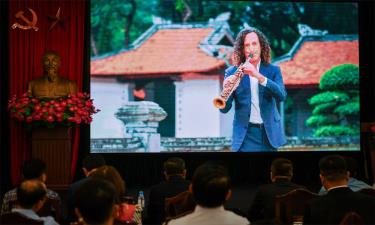 Nghệ sĩ Kenny G biểu diễn tại sự kiện Kenny G Live in Vietnam cuối năm 2023.
