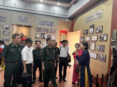 Đoàn cựu chiến binh đến từ miền Bắc xa xôi chăm chú lắng nghe thuyết minh về cuộc đời Bác Hồ.