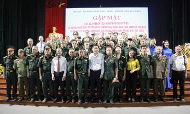 Các đồng chí lãnh đạo tỉnh chụp ảnh cùng các đại biểu chiến sĩ cách mạng.