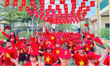 Cô và trò Trường Mầm non xã Quang Thịnh (Lạng Giang) kỷ niệm 50 năm Ngày Giải phóng miền Nam, thống nhất đất nước. Ảnh: Thanh Nga.