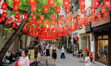 Phố Ấu Triệu, quận Hoàn Kiếm, dài khoảng 200 m treo nhiều cờ đỏ sao vàng trên cao.