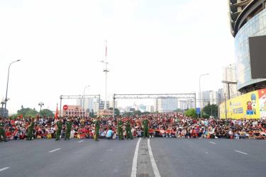 Phía bên kia bờ sông Sài Gòn, người dân đang ngồi 