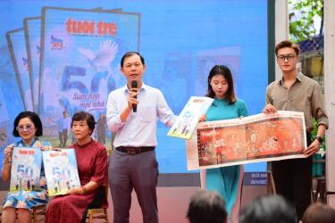 Nhà báo Nguyễn Trường Uy giới thiệu đặc san Tuổi Trẻ 30/4. (Ảnh: Báo Tuổi trẻ)
