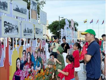 Người dân tham quan triển lãm.