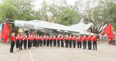 Nhân viên Siêu thị Co.op mart Bắc Giang chụp ảnh bên chiếc máy bay số hiệu 5228 của Trung đoàn Không quân 927 thuộc Sư đoàn 371, Quân chủng Phòng không - Không quân trưng bày tại sân Bảo tàng tỉnh. Đây là chiếc máy bay nhiều lần tham gia chiến đấu, bảo vệ bầu trời miền Bắc và Bắc Giang.