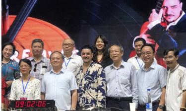 Tổng Giám đốc VOV Đỗ Tiến Sỹ (thứ hai từ trái sang) chúc mừng Hội đồng Giám khảo và êkip thực hiện phát thanh trực tiếp tại đài VOH (Thành phố Hồ Chí Minh) tại Liên hoan Phát thanh lần thứ XV năm 2022.