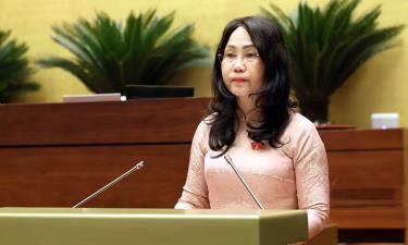 Bộ trưởng Bộ Văn hóa, Thể thao và Du lịch Lâm Thị Phương Thanh trình bày Tờ trình về dự thảo Nghị quyết của Quốc hội về một số cơ chế, chính sách đột phá phát triển văn hoá Việt Nam.