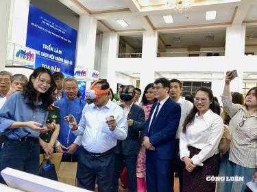 Đại biểu trải nghiệm thực tế ảo tại Ngày Sách và Văn hóa đọc 2026. Ảnh: Trần Phương