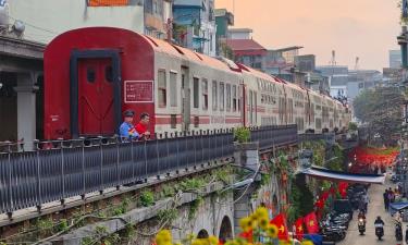 Đoàn tàu 5 cửa ô dừng nghỉ tại ga Long Biên.