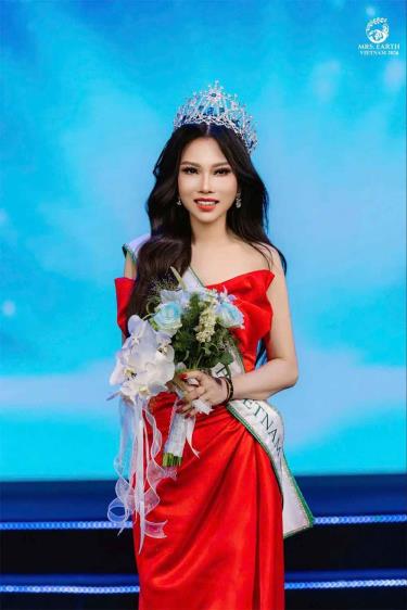 Vượt qua 19 ứng viên, thí sinh Nguyễn Khuê Thu đến từ Bắc Ninh đã đăng quang ngôi vị cao nhất, trở thành Hoa hậu Mrs Earth Vietnam 2026.