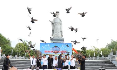 Các đại biểu và nghệ nhân thả chim biểu diễn chào mừng hội thi.