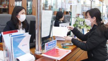 Cán bộ Sở Kế hoạch và Đầu tư giải quyết TTHC cho công dân tại Trung tâm Phục vụ hành chính công tỉnh.