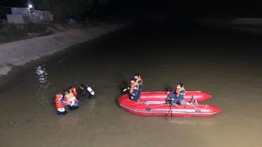 Lực lượng chức năng tìm kiếm nạn nhân đuối nước ở Thanh Hóa.