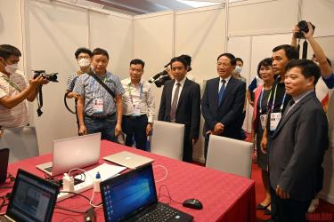 Các đại biểu tham quan Trung tâm truyền hình Quốc tế SEA Games 31. (Ảnh: Duy Linh)