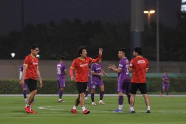 Huấn luyện viên Gong Oh-kyun theo sát các học trò trên sân tập. (Ảnh: VFF)