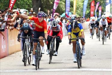 Bánh xe của Nguyễn Thị Thật chạm vạch đích đầu tiên. Nguyễn Thị Thật đã mang về tấm Huy chương Vàng đầu tiên cho đội tuyển Xe đạp Việt Nam tại SEA Games 32. (Ảnh: TTXVN)