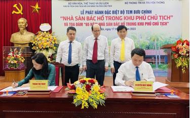 Đại diện lãnh đạo Bộ Văn hóa, Thể thao và Du lịch và Bộ Thông tin và Truyền thông thực hiện nghi thức ký bìa phát hành đặc biệt bộ tem.