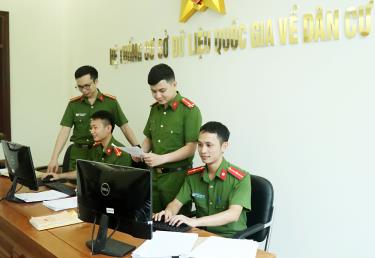 Cán bộ Phòng Cảnh sát quản lý hành chính về trật tự xã hội (Công an tỉnh) cập nhật dữ liệu tại Cơ sở dữ liệu quốc gia về dân cư.