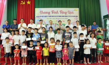 Đồng chí Mai Sơn và các đại biểu tặng quà các cháu thiếu nhi.