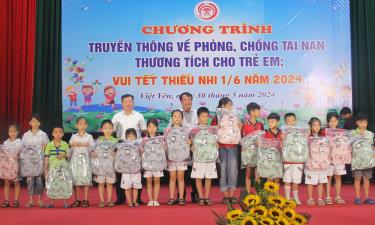 Các đồng chí lãnh đạo thị xã Việt Yên tặng quà cho học sinh có hoàn cảnh khó khăn.