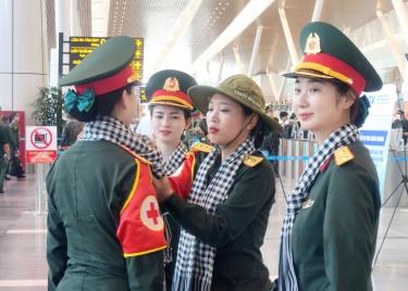 Món quà là những chiếc khăn rằn của bà con miền Nam được các chiến sĩ mang theo khi rời TP Hồ Chí Minh.