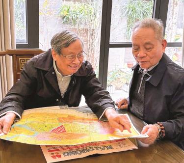 Nhà báo Kim Toàn (Cao Kim) (bên trái) cùng tác giả bài viết xem bản đồ Sài Gòn - Gia Định xưa do NB Cao Kim giữ và sử dụng trong thời kỳ hoạt động bí mật tại sào huyệt địch (1966 - 1968).