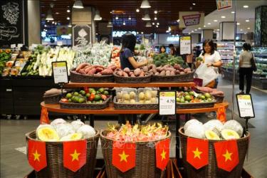 Hàng hóa Việt Nam được bày bán tại cửa vào siêu thị AEON. Ảnh: Hằng Linh/PV TTXVN tại Malaysia