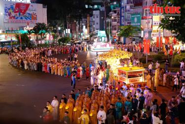 Hàng nghìn Tăng ni, Phật tử cùng tham gia đoàn rước kiệu hoa Đức Phật đản sinh.