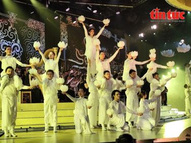 Mở đầu chương trình là trường ca “Tinh túy Bát Nhã Ba La Mật Đa” - một tác phẩm tâm linh đặc sắc, được hiệu đính Việt ngữ bởi Thượng tọa Thích Tuệ Hải, chuyển thể âm nhạc bởi các nhạc sĩ Trần Mạnh Hùng, Trung Đào, NSƯT Huỳnh Khải và nhạc sĩ Đạt Kìm.