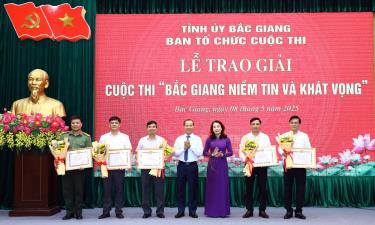 Đại diện các đảng bộ nhận Bằng khen của Ban Thường vụ Tỉnh ủy.