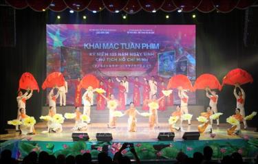 Các tiết mục văn nghệ được biểu diễn tại Tuần phim kỷ niệm 135 năm Ngày sinh Chủ tịch Hồ Chí Minh. Ảnh: Văn Tý/TTXVN