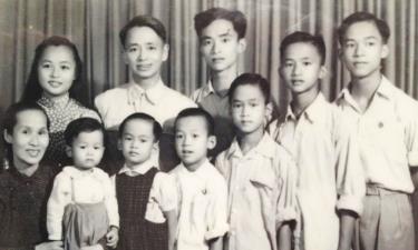 Gia đình Giáo sư - Nhà giáo Nhân dân Nguyễn Lân.