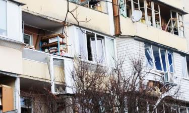 Một tòa nhà bị phá hủy trong một vụ tấn công tên lửa ở Kiev, Ukraine.