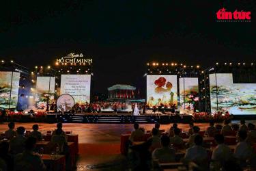 Với thời lượng 85 phút, chương trình được dàn dựng công phu với ba trường đoạn chính, khắc họa hình ảnh bác Hồ gần gũi, giản dị mà sâu sắc.