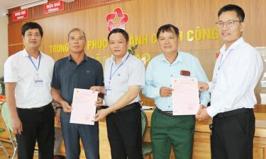 Lãnh đạo xã Kiên Lao trả kết quả giải quyết thủ tục cấp Giấy chứng nhận quyền sử dụng đất cho người dân.