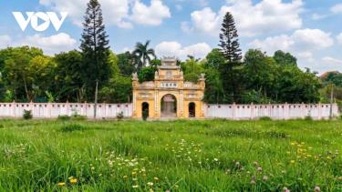 Giữa sắc xanh của cỏ cây và những đóa hoa dại, Chùa Tổ hiện lên như một gạch nối nhẹ nhàng giữa cõi thực và cõi thiền. Sự tĩnh mịch bao trùm lấy không gian, nơi dòng thời gian như ngừng lại để bảo giữ những giá trị nguyên bản của vùng đất khởi nguồn đạo pháp.