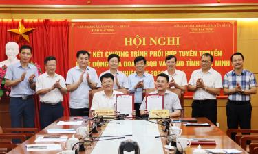 
Lãnh đạo Văn phòng Đoàn đại biểu Quốc hội và HĐND tỉnh, Báo và Phát thanh, Truyền hình Bắc Ninh ký kết Chương trình phối hợp tuyên truyền.