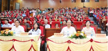 Đại biểu và Nhân dân thưởng thức chương trình nghệ thuật chào mừng thành công Đại hội đại biểu toàn quốc MTTQ Việt Nam lần thứ XI.