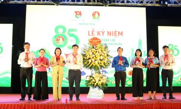 Lãnh đạo xã Phật Tích tặng hoa chúc mừng kỷ niệm 85 năm thành lập Đội Thiếu niên tiền phong Hồ Chí Minh.