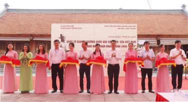 Các đại biểu cắt băng khai mạc Triển lãm “Quốc Tử Giám - Trường quốc học đầu tiên của Việt Nam và danh nhân Thân Nhân Trung